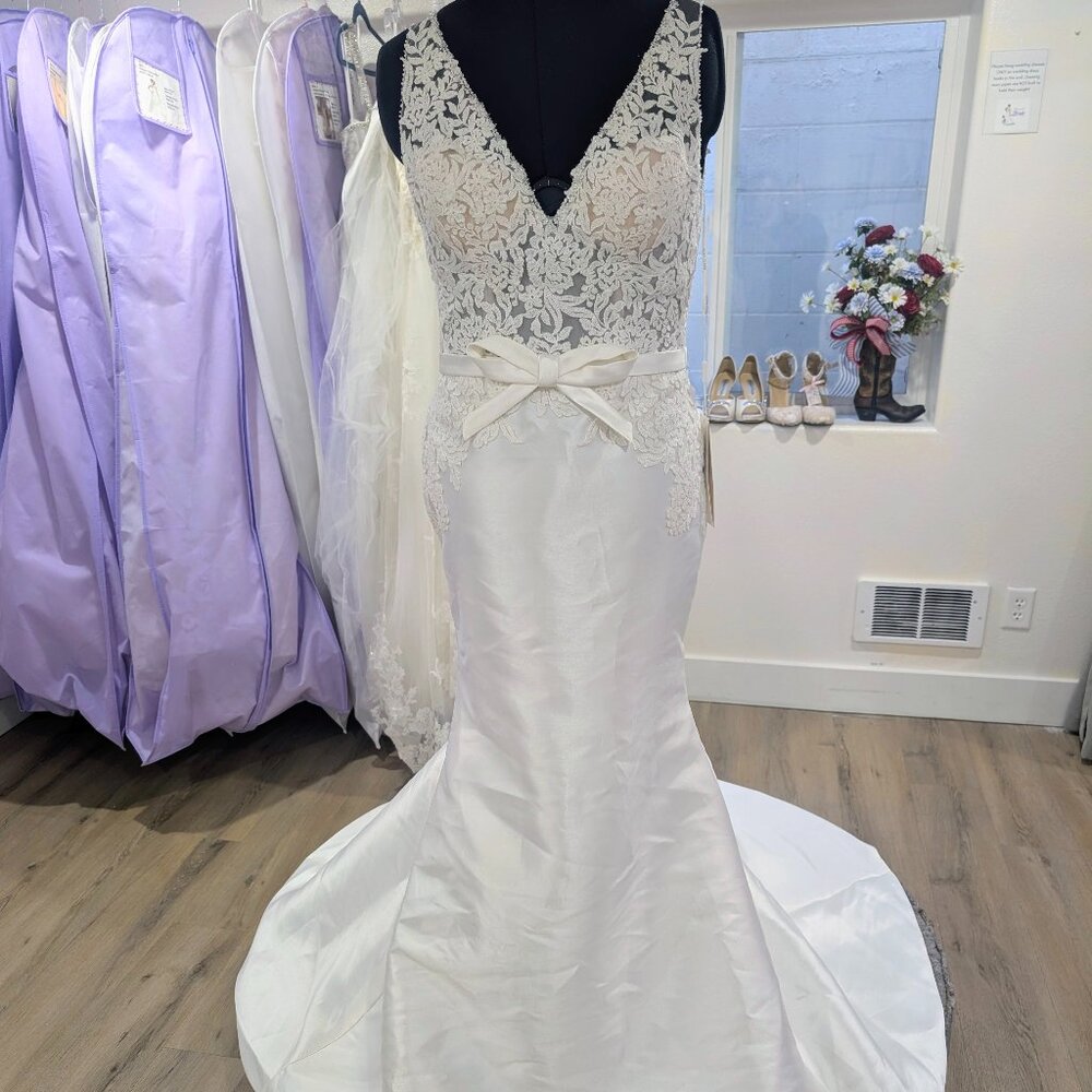 Rosa Clara Fit and Flare Wedding Dress Size 14 in light ivory